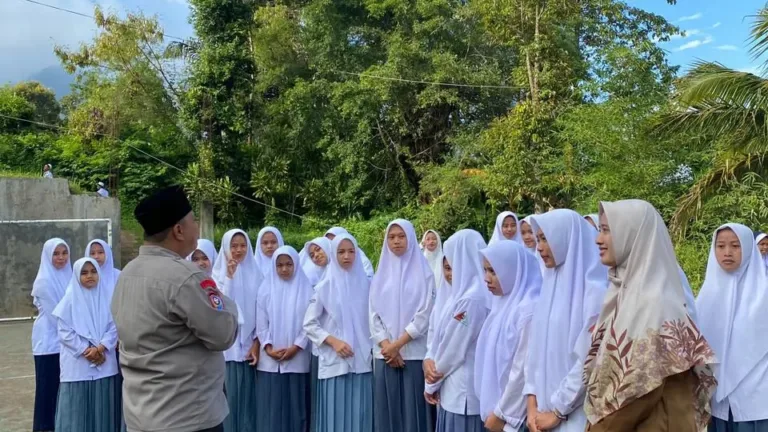 Polsek Sukawening Jadi Pembina Upacara Di SMA Dan SMP IT Futuhiyah, Tekankan Disiplin Dan Pencegahan Kenakalan Remaja