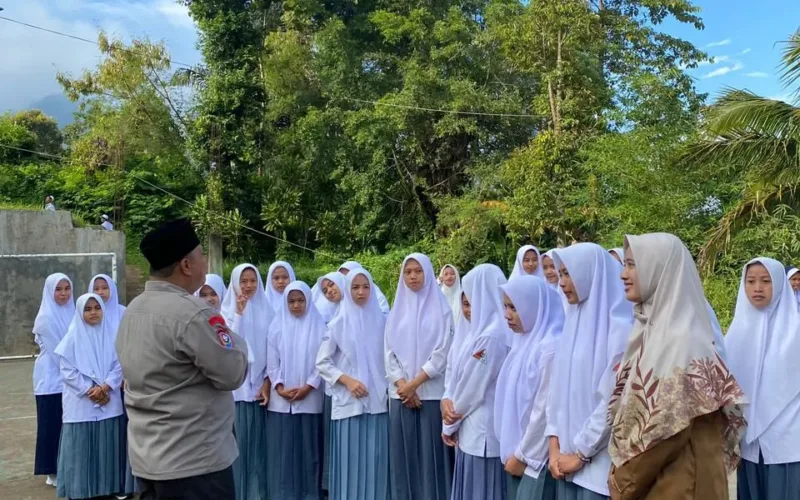 Polsek Sukawening Jadi Pembina Upacara Di SMA Dan SMP IT Futuhiyah, Tekankan Disiplin Dan Pencegahan Kenakalan Remaja