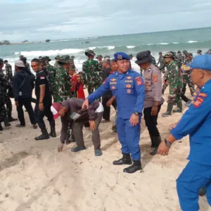 Satpolairud Polres Garut Bersama TNI Dan Masyarakat Gelar Aksi Bersih Pantai Dukung Gerakan Indonesia Asri