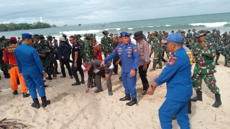 Satpolairud Polres Garut Bersama TNI Dan Masyarakat Gelar Aksi Bersih Pantai Dukung Gerakan Indonesia Asri