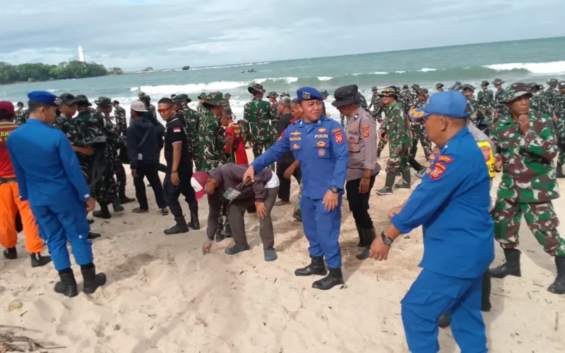 Satpolairud Polres Garut Bersama TNI Dan Masyarakat Gelar Aksi Bersih Pantai Dukung Gerakan Indonesia Asri
