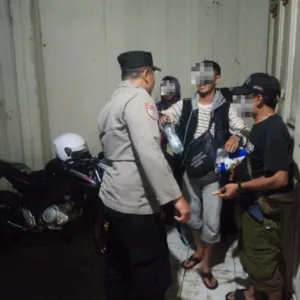 Respon Cepat Laporan 110, Polsek Malangbong Amankan Dua Pria Mabuk Di Depan RSUD Malangbong