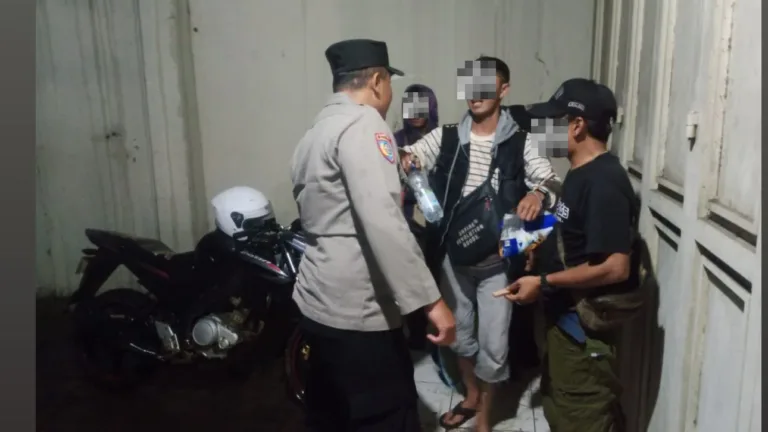 Respon Cepat Laporan 110, Polsek Malangbong Amankan Dua Pria Mabuk Di Depan RSUD Malangbong