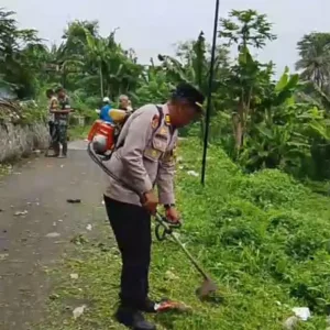 Sampah Menumpuk Di Lahan Milik Carik,Polsek Sukawening Bergerak Cepat Laksanakan Korve Dan Koordinasi