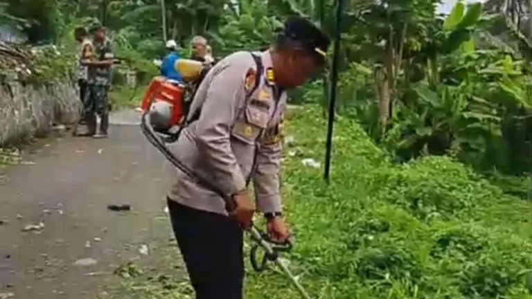 Sampah Menumpuk Di Lahan Milik Carik,Polsek Sukawening Bergerak Cepat Laksanakan Korve Dan Koordinasi