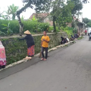 Jumsih Serentak Jelang Ramadhan, Warga Kecamatan Malangbong Antusias Bersih-Bersih Lingkungan