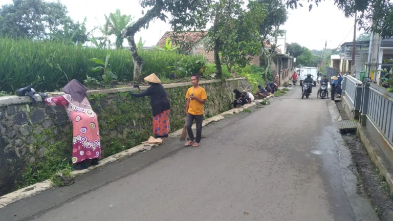 Jumsih Serentak Jelang Ramadhan, Warga Kecamatan Malangbong Antusias Bersih-Bersih Lingkungan