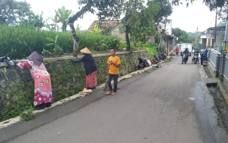Jumsih Serentak Jelang Ramadhan, Warga Kecamatan Malangbong Antusias Bersih-Bersih Lingkungan
