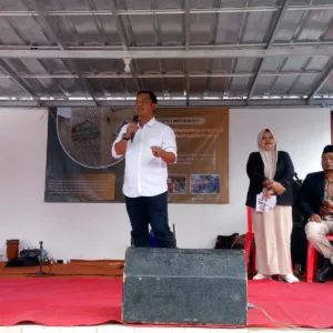 H Mikail Dan H Cepi Tokoh Masyarakat Yang Peduli Dalam Pembangunan Mushola SDN Mekarasih 1 Malangbong