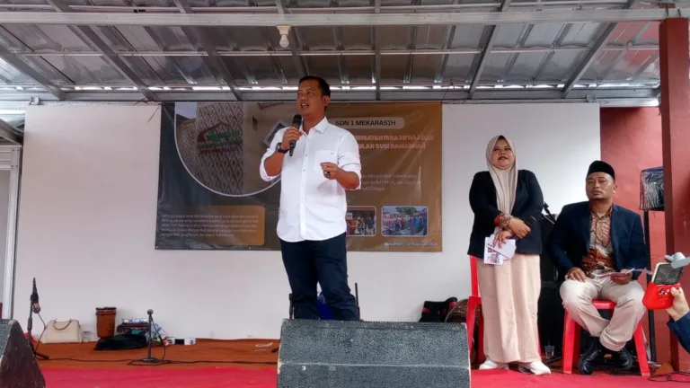 H Mikail Dan H Cepi Tokoh Masyarakat Yang Peduli Dalam Pembangunan Mushola SDN Mekarasih 1 Malangbong