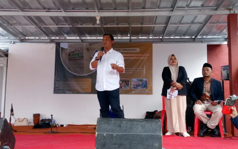 H Mikail Dan H Cepi Tokoh Masyarakat Yang Peduli Dalam Pembangunan Mushola SDN Mekarasih 1 Malangbong