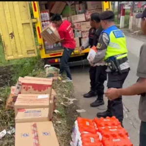 Respon Cepat Polsek Pasirwangi Evakuasi Mobil Box Terperosok Parit