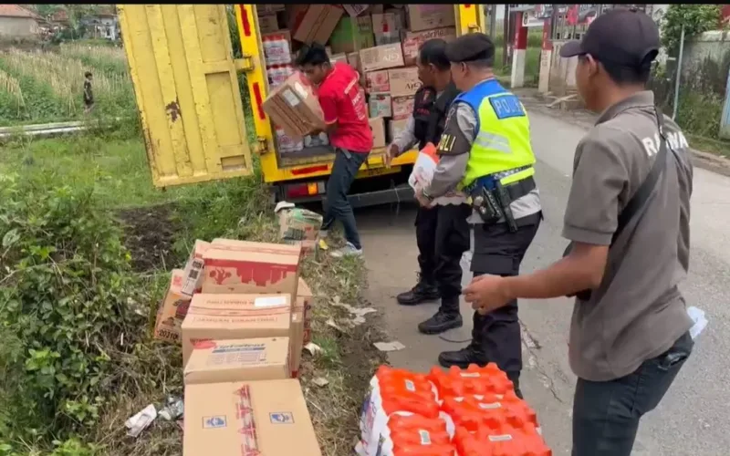Respon Cepat Polsek Pasirwangi Evakuasi Mobil Box Terperosok Parit