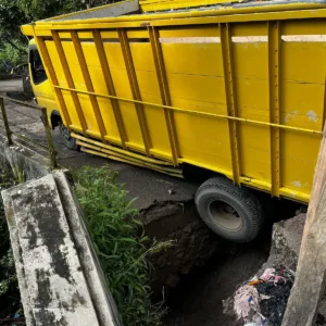Polsek Cisurupan Bersama Warga Evakuasi Kendaraan Terdampak Jembatan Putus