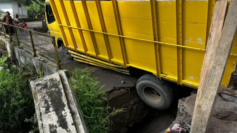 Polsek Cisurupan Bersama Warga Evakuasi Kendaraan Terdampak Jembatan Putus