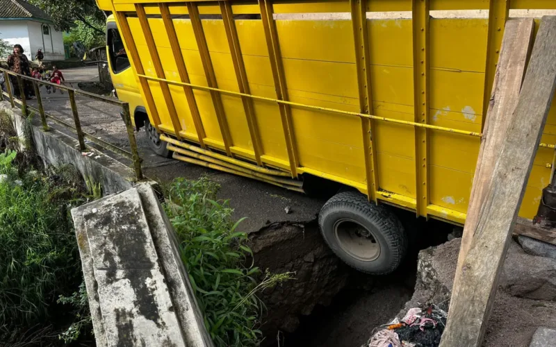 Polsek Cisurupan Bersama Warga Evakuasi Kendaraan Terdampak Jembatan Putus