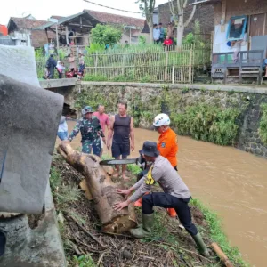 Bencana Hidrometeorologi Terjang Pasirwangi, Aparat Gabungan Sigap Evakuasi Dan Bersihkan Akses Warga
