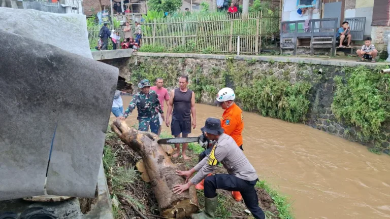Bencana Hidrometeorologi Terjang Pasirwangi, Aparat Gabungan Sigap Evakuasi Dan Bersihkan Akses Warga