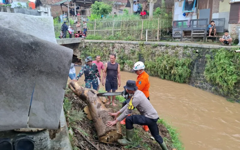 Bencana Hidrometeorologi Terjang Pasirwangi, Aparat Gabungan Sigap Evakuasi Dan Bersihkan Akses Warga