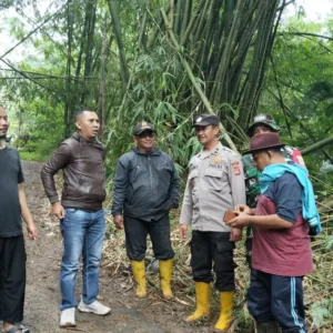 Longsor Putus Akses Dua Desa Di Sukaresmi, Polsek Cisurupan Dan Warga Bergerak Cepat lakukan Penanganan