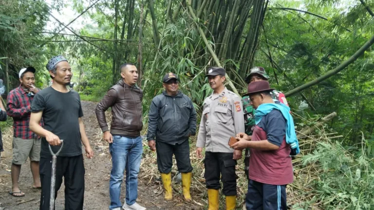 Longsor Putus Akses Dua Desa Di Sukaresmi, Polsek Cisurupan Dan Warga Bergerak Cepat lakukan Penanganan