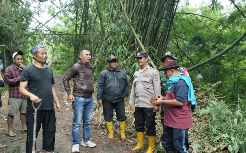 Longsor Putus Akses Dua Desa Di Sukaresmi, Polsek Cisurupan Dan Warga Bergerak Cepat lakukan Penanganan