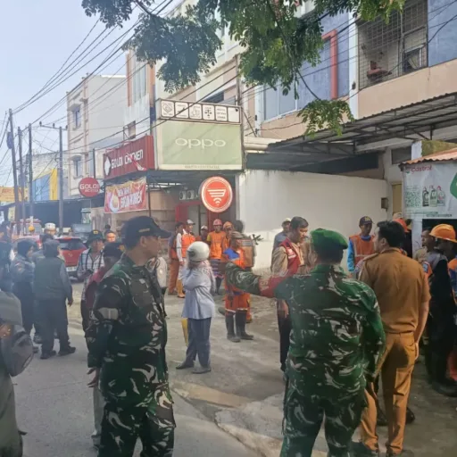 Koramil 09/Tamalate Bersama Forkopimda Gelar Penertiban Bangunan PKL di Atas Drainase dan Damija