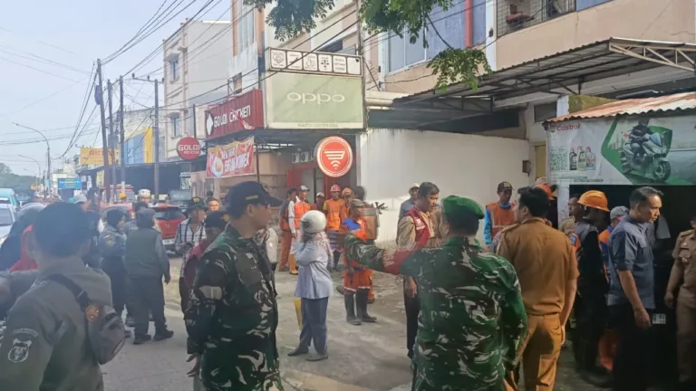 Koramil 09/Tamalate Bersama Forkopimda Gelar Penertiban Bangunan PKL di Atas Drainase dan Damija