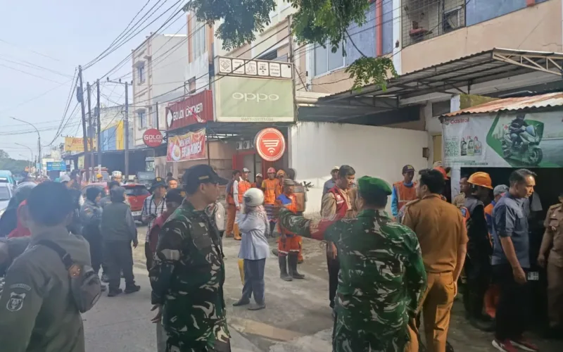 Koramil 09/Tamalate Bersama Forkopimda Gelar Penertiban Bangunan PKL di Atas Drainase dan Damija