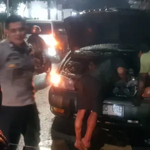 Polsek Samarang Polres Garut Tindaklanjuti Aduan 110, Mobil mogok Picu Kemacetan Panjang