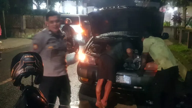 Polsek Samarang Polres Garut Tindaklanjuti Aduan 110, Mobil mogok Picu Kemacetan Panjang