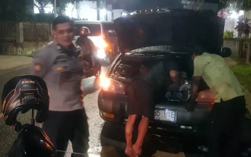 Polsek Samarang Polres Garut Tindaklanjuti Aduan 110, Mobil mogok Picu Kemacetan Panjang