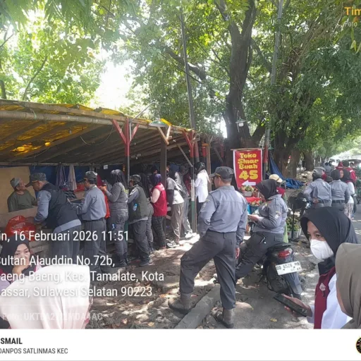 Satlinmas Kecamatan Tamalate Bersama Forkopimda Gelar Penertiban Bangunan PKL di Atas Drainase dan Damija