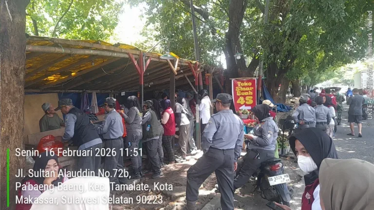 Satlinmas Kecamatan Tamalate Bersama Forkopimda Gelar Penertiban Bangunan PKL di Atas Drainase dan Damija