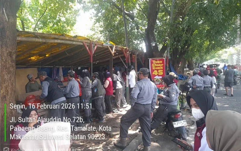 Satlinmas Kecamatan Tamalate Bersama Forkopimda Gelar Penertiban Bangunan PKL di Atas Drainase dan Damija