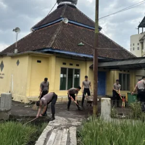 Polres Garut Gelar Gerakan Bersih-Bersih Masjid, Wujudkan Lingkungan Aman Dan Sehat