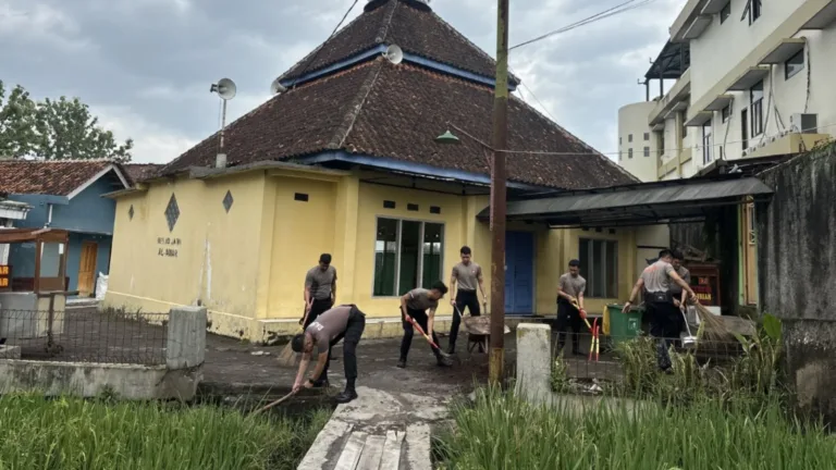 Polres Garut Gelar Gerakan Bersih-Bersih Masjid, Wujudkan Lingkungan Aman Dan Sehat