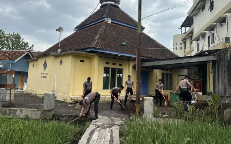 Polres Garut Gelar Gerakan Bersih-Bersih Masjid, Wujudkan Lingkungan Aman Dan Sehat