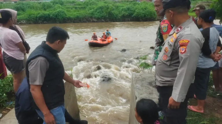 Quick Response Polres Garut Kota Lakukan Pencarian Bocah Hanyut Di Sungai Cimanuk
