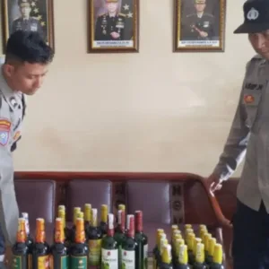 Cipta Kondisi Jelang Ramadhan, Polsek Pasirwangi Sita 36 Botol Miras Dari Satu Rumah Warga