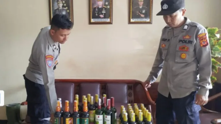 Cipta Kondisi Jelang Ramadhan, Polsek Pasirwangi Sita 36 Botol Miras Dari Satu Rumah Warga