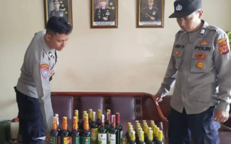 Cipta Kondisi Jelang Ramadhan, Polsek Pasirwangi Sita 36 Botol Miras Dari Satu Rumah Warga