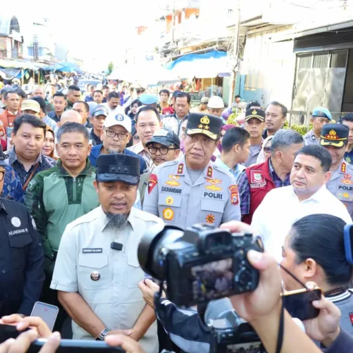 Kapolda Sulsel Bersama Gubernur Tinjau Harga Bahan Pokok di Pasar Terong Makassar