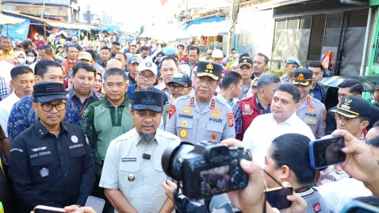 Kapolda Sulsel Bersama Gubernur Tinjau Harga Bahan Pokok di Pasar Terong Makassar