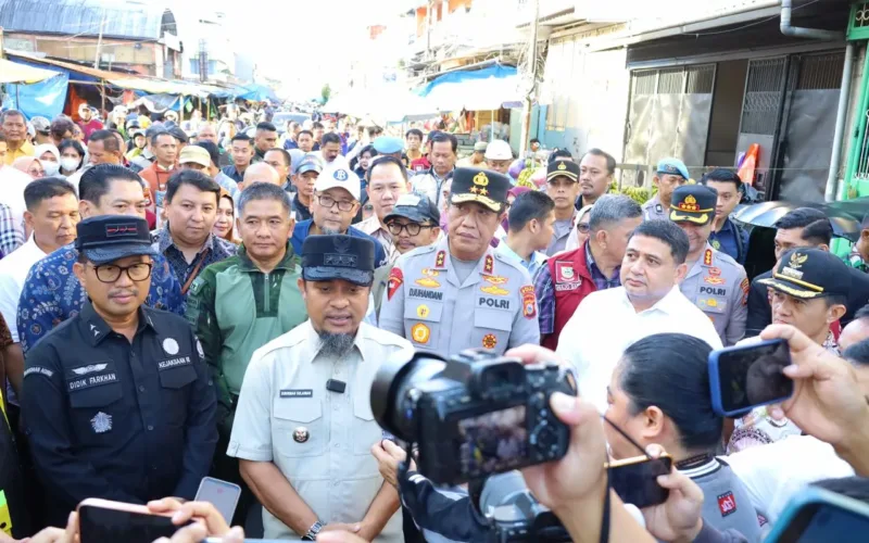 Kapolda Sulsel Bersama Gubernur Tinjau Harga Bahan Pokok di Pasar Terong Makassar