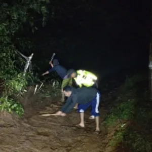 Polsek Banjarwangi Polres Garut Evakuasi Tanah Longsor, Akses Jalan Kembali Normal