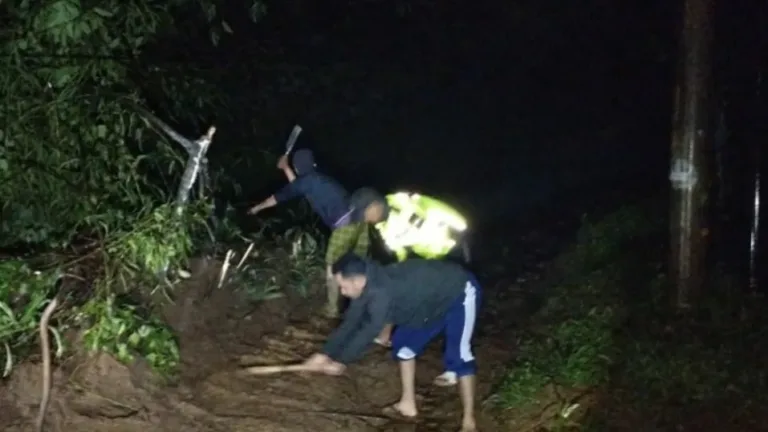 Polsek Banjarwangi Polres Garut Evakuasi Tanah Longsor, Akses Jalan Kembali Normal
