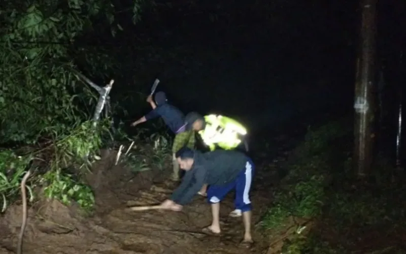 Polsek Banjarwangi Polres Garut Evakuasi Tanah Longsor, Akses Jalan Kembali Normal