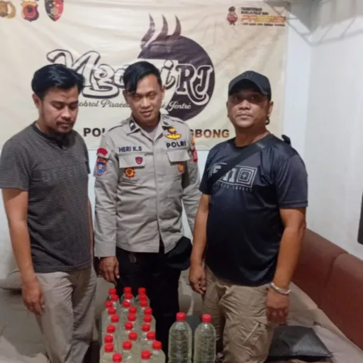 Cipta Kondisi Di Bulan Ramadhan, Polsek Malangbong Amankan Puluhan Botol Miras Jenis Ciu