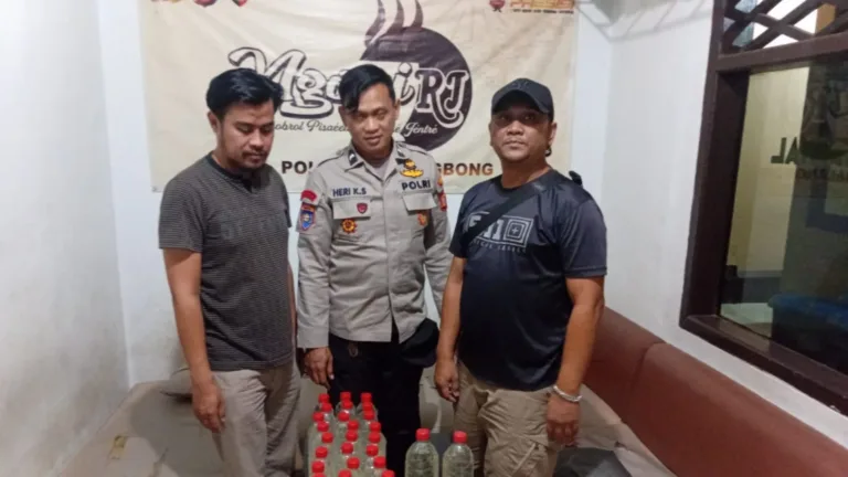 Cipta Kondisi Di Bulan Ramadhan, Polsek Malangbong Amankan Puluhan Botol Miras Jenis Ciu
